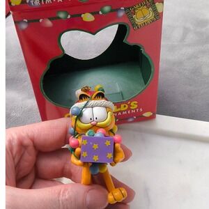 1996 PAWS Garfield Holding a Present Ornament
